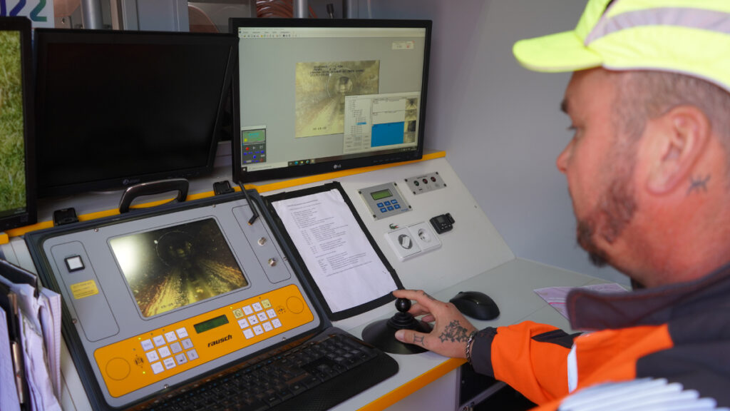 Un technicien de l'entreprise SANET visualise sur ses écrans l'intérieur d'une canalisation d'eaux usées.