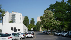 quartier des Linandes à Cergy, vue sur les immeubles et le parking