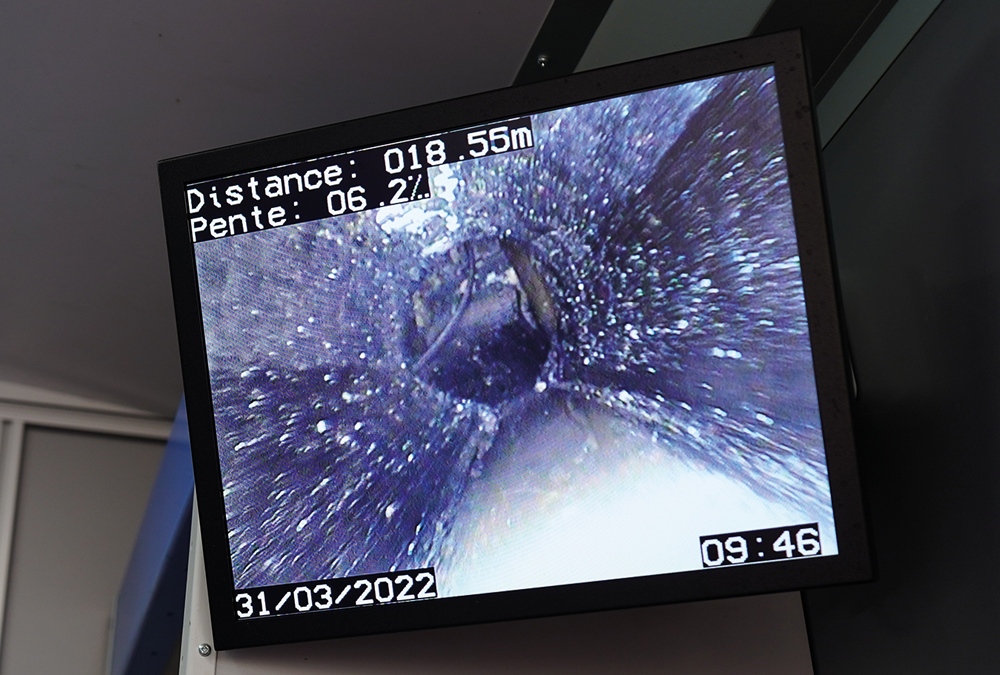 Vue de l'intérieur d'une canalisation sur un écran pendant l'inspection télévisée