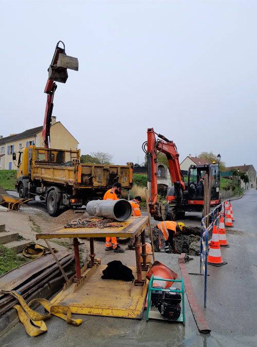 Réparation d'une fuite sur une canalisation du réseau d'assainissement à Frémécourt