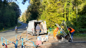 Installation du chantier sur un poste de relevage, présence d'une camionnette, avec 3 ouvriers sur place